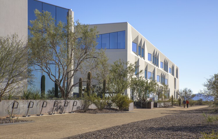 Центр будущего здоровья Университета штата Аризона / CO Architects - Наружная фотография, окна, фасад