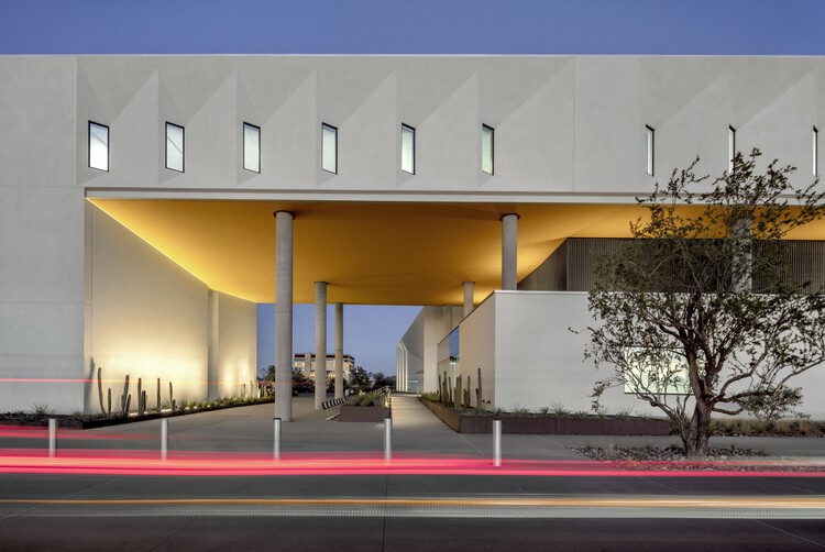 Центр будущего здоровья Университета штата Аризона / CO Architects - Экстерьерная фотография, Фасад