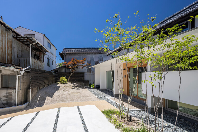 Дом в Кавадзири / Daisaku Hanamoto Architect & Associates - Экстерьерная фотография, окна, фасад, двор