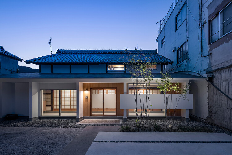 Дом в Кавадзири / Daisaku Hanamoto Architect & Associates - Экстерьерная фотография, окна, дверь, фасад