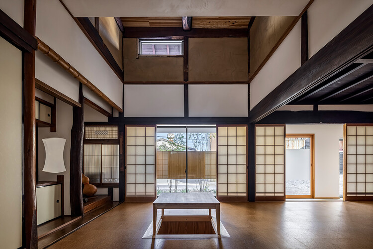 Дом в Кавадзири / Daisaku Hanamoto Architect & Associates - Интерьерная фотография, стол, скамейка, окна, балка