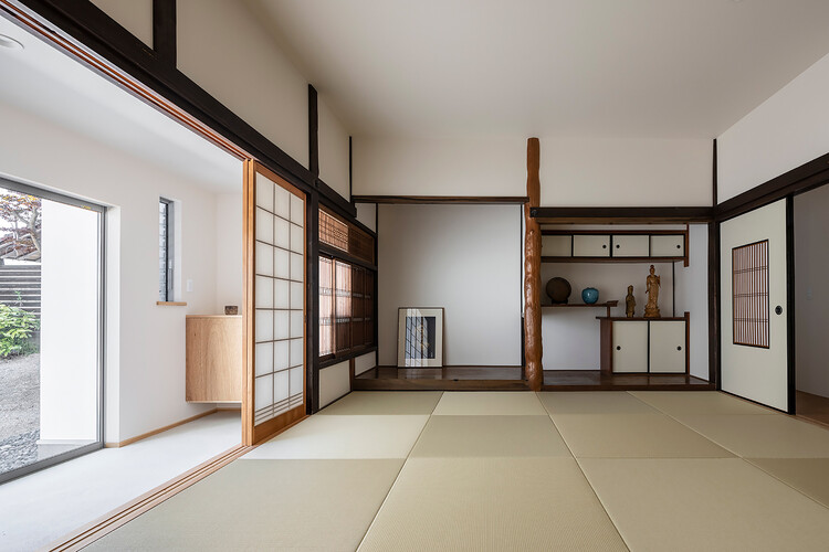 Дом в Кавадзири / Daisaku Hanamoto Architect & Associates - Интерьерная фотография, окна