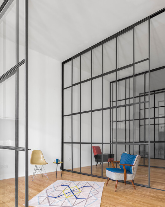 Дом со стеклянными стенами / фала - интерьерная фотография, стул, стекло, окна