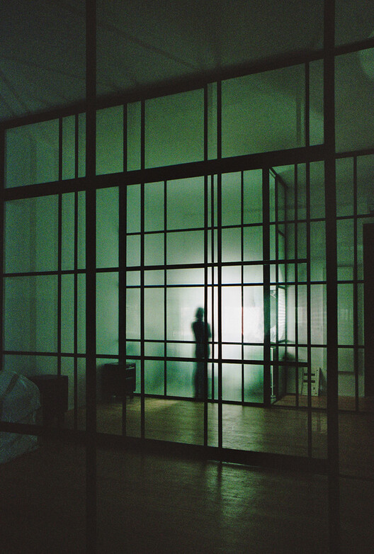 Дом со стеклянными стенами / fala - Интерьерная фотография, окна