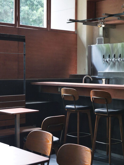 Пивной бар Drink 'n' Jump Draft / Ao.ArchLab - Интерьерная фотография, кухня, стол, окна, стул, столешница