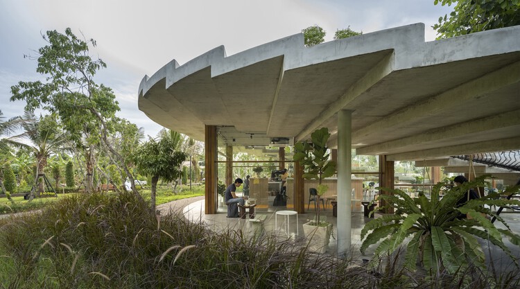 Кафе Pomelo Amphawa / Looklen Architects - Экстерьерная фотография, Сад