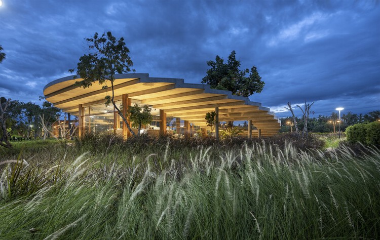 Кафе Pomelo Amphawa / Looklen Architects - Экстерьерная фотография
