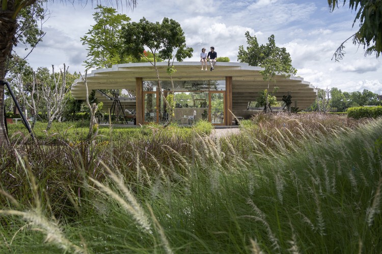 Кафе Pomelo Amphawa / Looklen Architects - Экстерьерная фотография, окна, сад