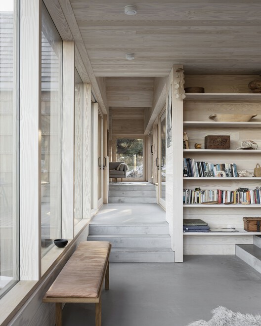 Saltviga House / Kolman Boye Architects - Интерьерная фотография, стеллажи, дерево, балка