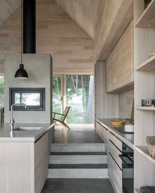 Saltviga House / Kolman Boye Architects - Интерьерная фотография, кухня, столешница, окна, балка