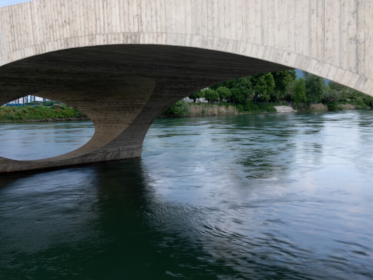Новый мост Ааре / Christ & Gantenbein - экстерьерная фотография, набережная, арка, балка