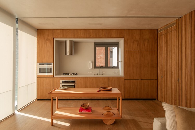 Vila Madalena Apartment / Gui Mattos - Интерьерная фотография, Кухня, Стол, Окна, Спальня