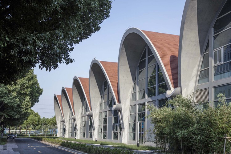 Нататориум Юго-восточного университета / SEU-ARCH Zhou Qi Studio - Экстерьерная фотография, окна, фасад, арка, аркада