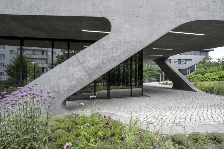 Павильон Университета ФОМ / J. Mayer H. Architects - Экстерьерная фотография, сад