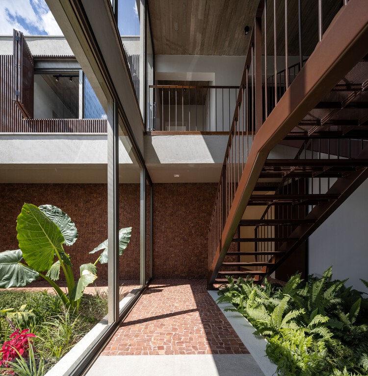 Осевой дом / TAU Arquitetos - Интерьерная фотография, Фасад, Окна, Перила, Двор