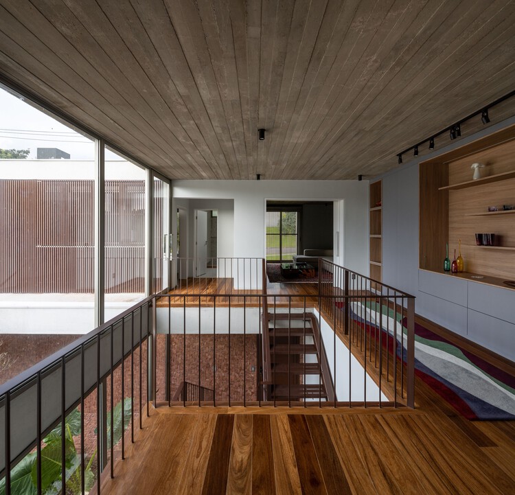 Осевой дом / TAU Arquitetos - Интерьерная фотография, Кухня, Балка, Перила