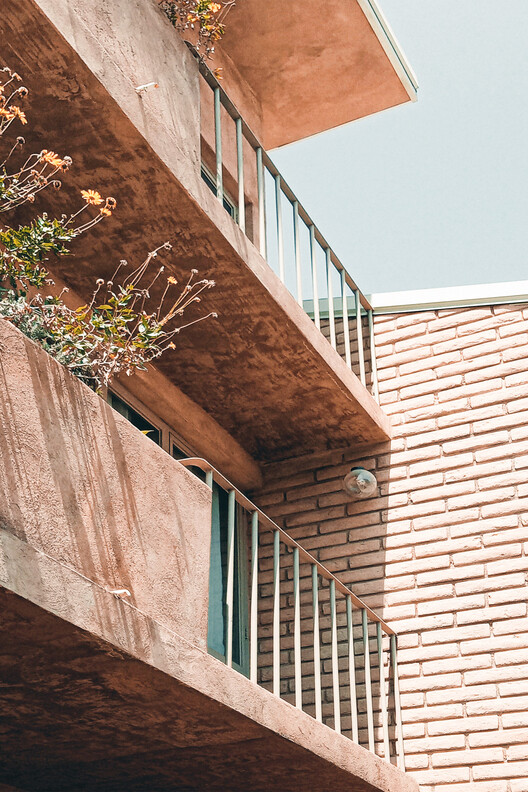 Estudiantes House / BRUTAL Taller de Arquitectura - Интерьерная фотография, Кирпич, Лестница, Фасад, Окна, Перила