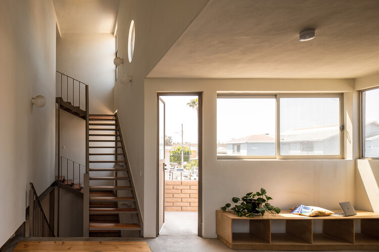 Estudiantes House / BRUTAL Taller de Arquitectura - Интерьерная фотография, окна, лестницы