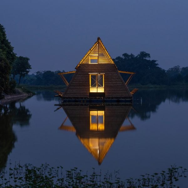 Floating Bamboo House предлагает модель для «стабильного и безопасного проживания».