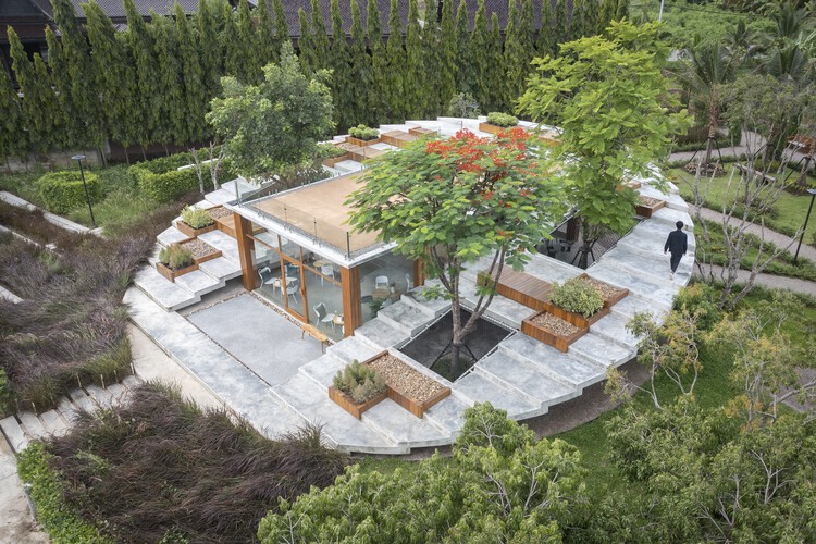 Кафе Pomelo Amphawa / Looklen Architects - Экстерьерная фотография, сад