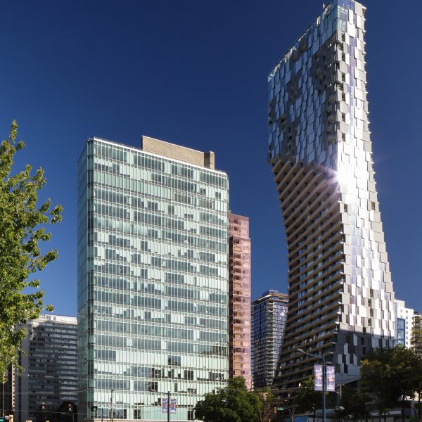 Кенго Кума представляет «скульптурный и культовый» небоскреб в Ванкувере