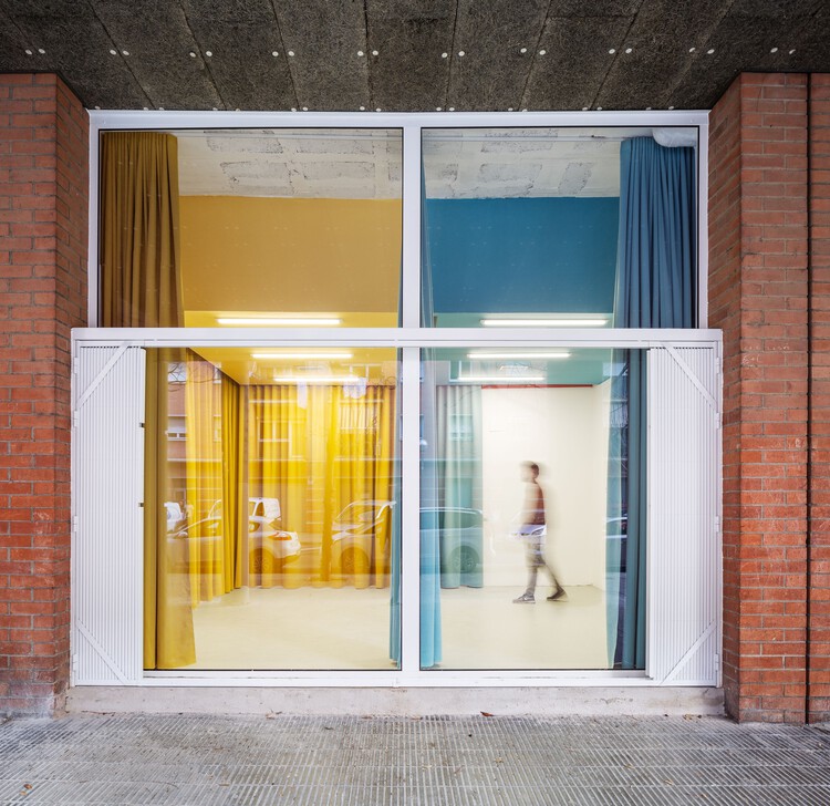 Коворкинг в Baró de Viver / midori arquitectura - Интерьерная фотография, окна, дверь, колонна