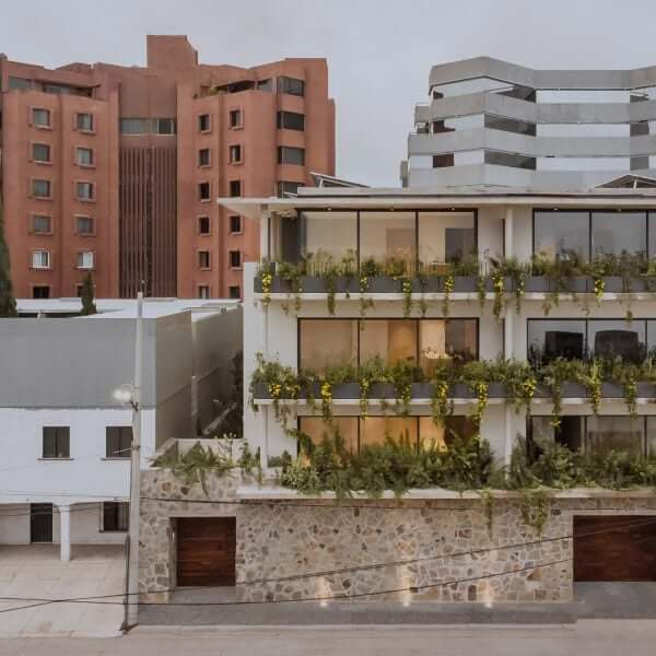 Куартописо и Барраган украсили мексиканскую квартиру балконами с растениями