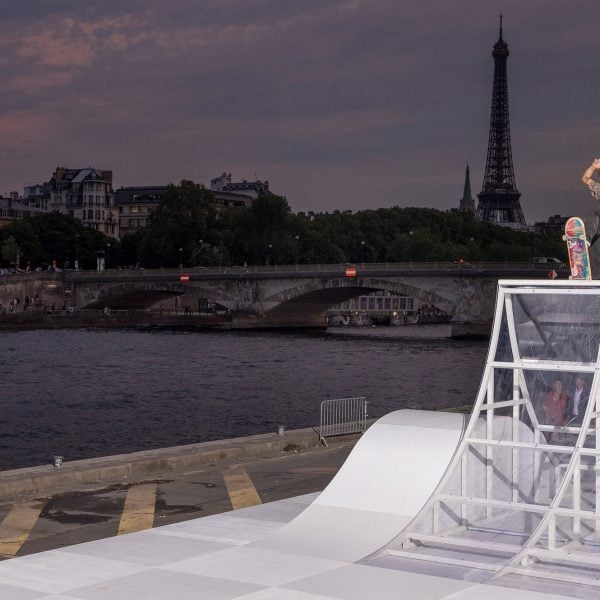 PlayLab Inc создает скейтпарк из плексигласа для Vans в Париже