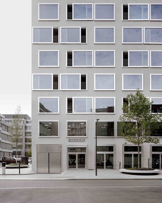 Решающая роль стеклянных фасадов в четырех жилых проектах — изображение 1 из 16