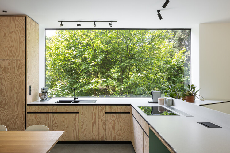 Дом в Holsbeek / Parol architecten - Интерьерная фотография, Кухня, Раковина, Столешница, Окна