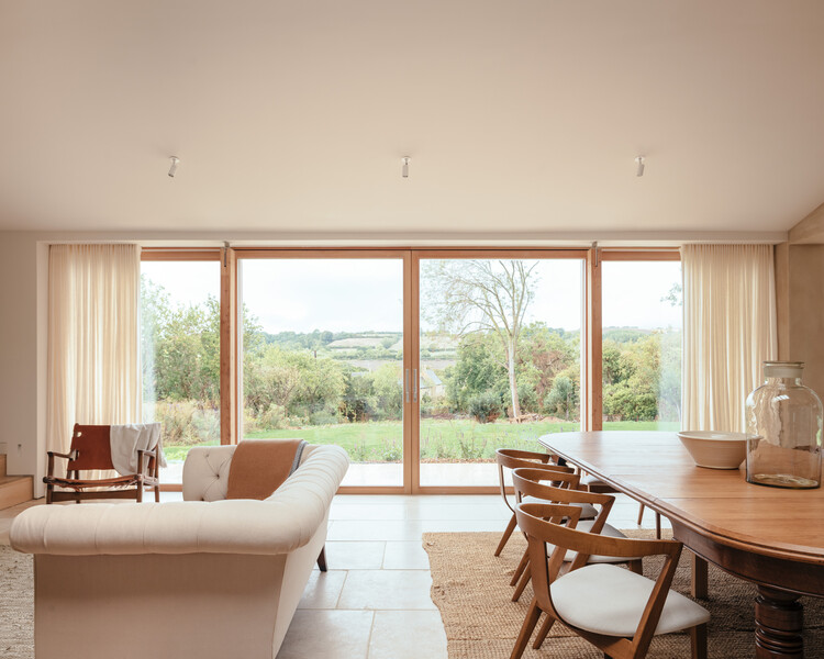 Cotswolds House / Oliver Leech Architects - внутренняя фотография, гостиная, окна, стол, стул
