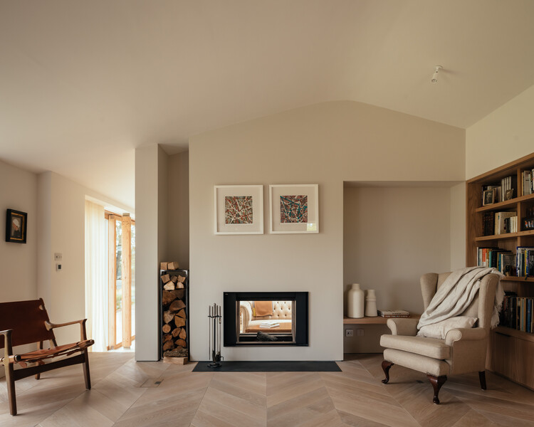 Cotswolds House / Oliver Leech Architects - Внутренняя фотография, гостиная, стеллажи