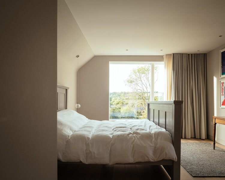 Cotswolds House / Oliver Leech Architects - Внутренняя фотография, спальня, кровать, стул, окна