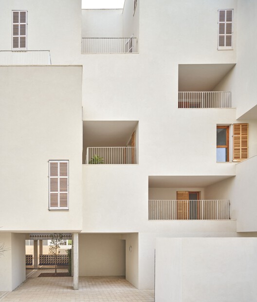 Социальное жилье на Ибице / RipollTizon Estudio de Arquitectura - Интерьерная фотография, Фасад, Окна