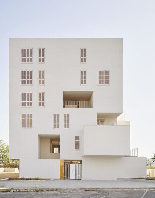 Социальное жилье на Ибице / RipollTizon Estudio de Arquitectura - Интерьерная фотография, окна, фасад