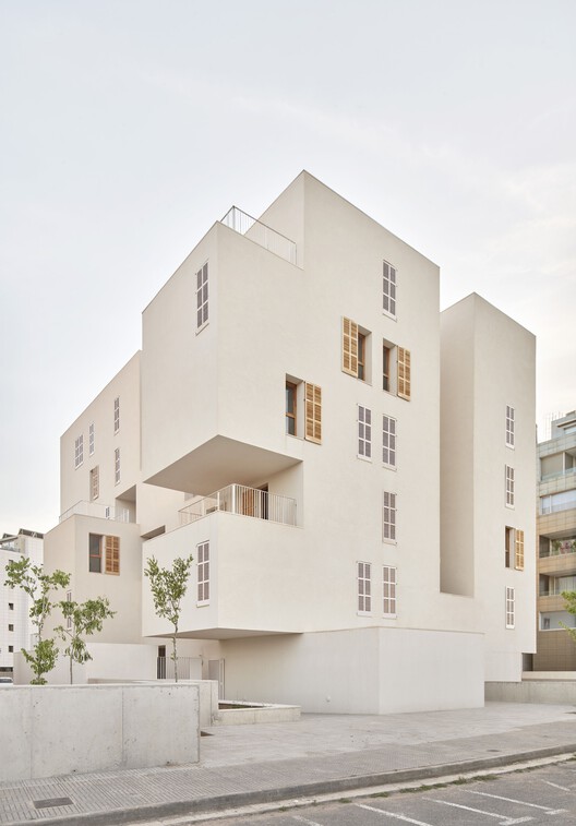 Социальное жилье на Ибице / RipollTizon Estudio de Arquitectura - Экстерьерная фотография, окна, фасад, бетон