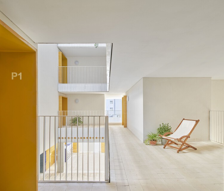 Социальное жилье на Ибице / RipollTizon Estudio de Arquitectura - Интерьерная фотография, лестницы, перила