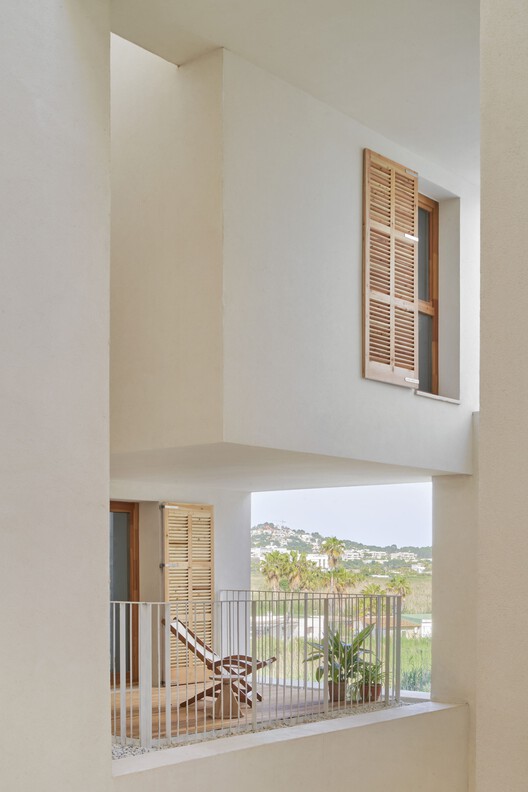 Социальное жилье на Ибице / RipollTizon Estudio de Arquitectura - Интерьерная фотография, окна
