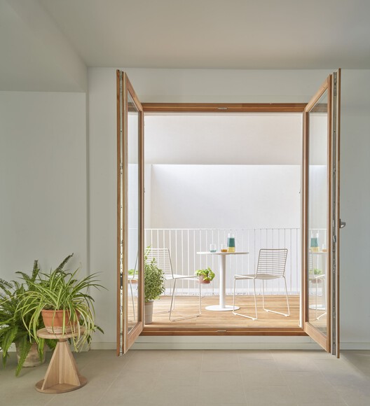 Социальное жилье на Ибице / RipollTizon Estudio de Arquitectura - Интерьерная фотография, дверь