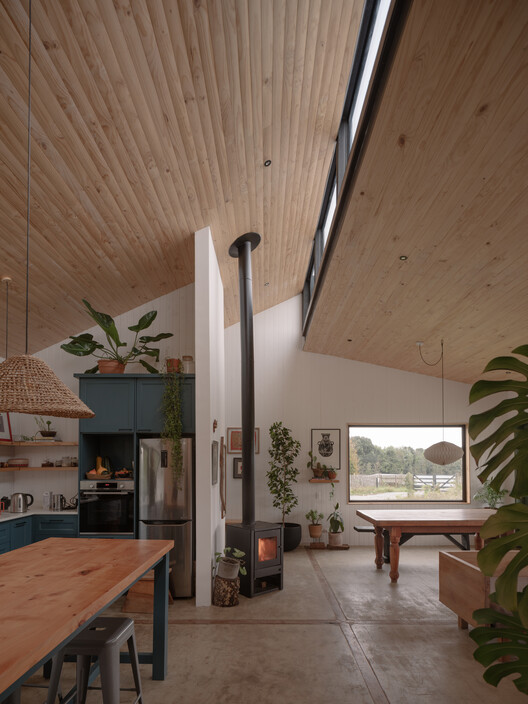 TF House / Cristián Romero Valente - Интерьерная фотография, кухня, стол, балка, скамейка, окна
