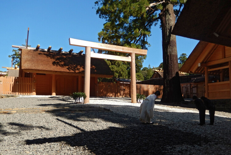 Вечная эфемерная архитектура Сикинен Сэнгу: японский храм перестраивается каждые 20 лет — изображение 2 из 8