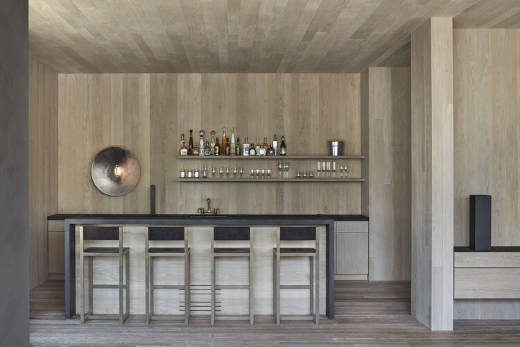 Muskoka Cottage / Akb Architects - Интерьерная фотография, Кухня, Стол, Балка