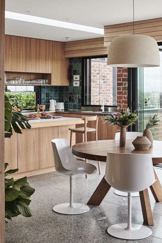 Stawell House / Architects EAT - Интерьерная фотография, кухня, стол, столешница, стул, окна, балка