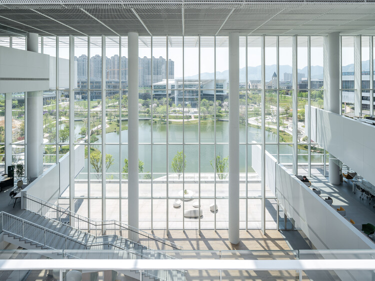 Центр учебной деятельности студентов Wenzhou Kean University / Perkins&Will - Интерьерная фотография, стекло, окна, сталь