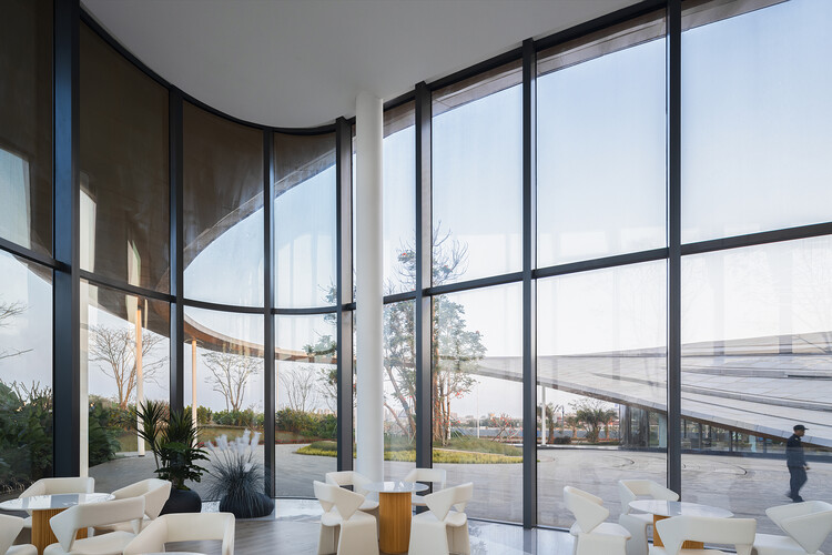 Центр посетителей парка Хайкоу Сисиу / MUDA-Architects - Интерьерная фотография, стол, окна, стул