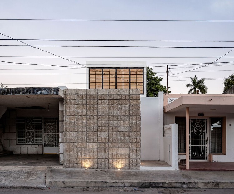 Как спроектировать дом на узком участке?  Примеры в Мериде, Мексика — изображение 2 из 27
