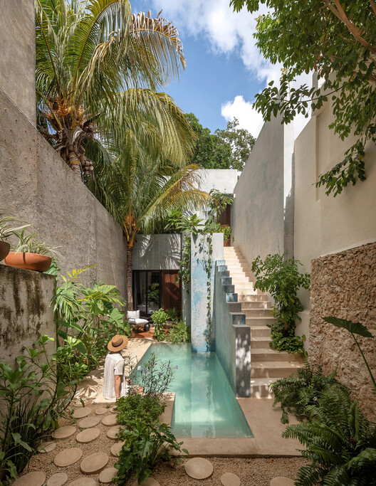 Как спроектировать дом на узком участке?  Примеры в Мериде, Мексика — изображение 3 из 27