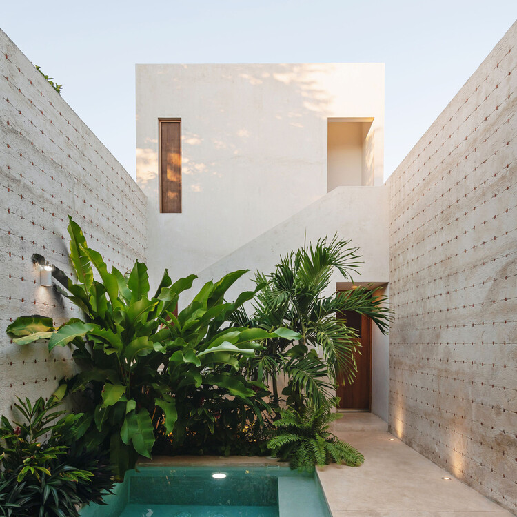 Как спроектировать дом на узком участке?  Примеры в Мериде, Мексика — изображение 19 из 27