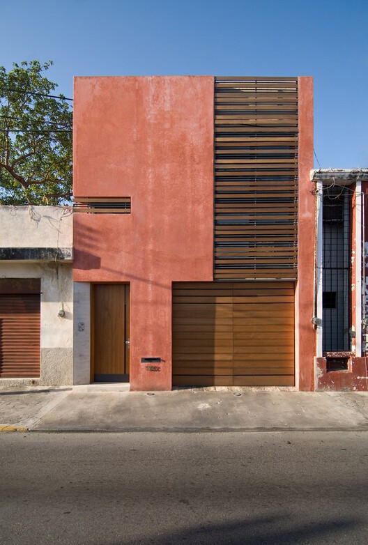 Как спроектировать дом на узком участке?  Примеры в Мериде, Мексика — изображение 17 из 27