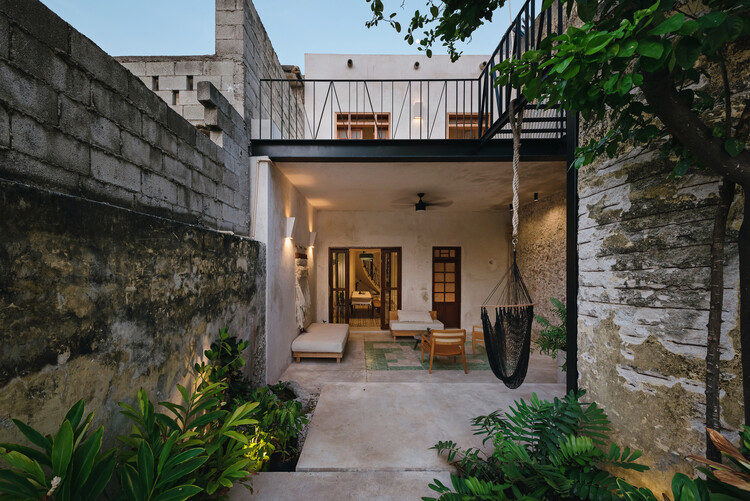 Как спроектировать дом на узком участке?  Примеры в Мериде, Мексика — изображение 23 из 27